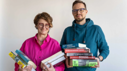 Od lewej: Elżbieta Moczarska, prezeska Fundacji im. Kazimierza i Zofii Moczarskich, i Igor Rakowski-Kłos, sekretarz Nagrody Historycznej m.st. Warszawy im. Kazimierza Moczarskiego. Fot. Maks Januszewicz/DSH