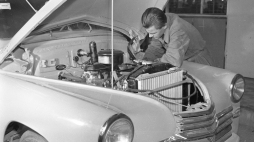 Fabryka Samochodów Osobowych (FSO) na warszawskim Żeraniu. Montaż samochodów osobowych Warszawa M20. Fot. PAP/Jerzy Baranowski