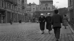 Plac Bernardyński, centralnie kościół św. Andrzeja i klasztor bernardynów, 1957 r. Fot. PAP/Wiesław Prażuch