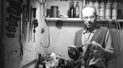 Filozof, pisarz, futurolog, eseista i satyryk Stanisław Lem w garażu przy swoim domu w Krakowie, ulica Narwik na osiedlu Kliny, czerwiec 1960 r. Fot. PAP/Piotr Barącz