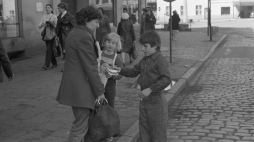 Dzieci rozdają ulotki podczas strajku okupacyjnego rolników w gmachu Wojewódzkiego Komitetu Zjednoczonego Stronnictwa Ludowego (ZSL) przy ulicy Dworcowej 87 w Bydgoszczy, kwiecień 1981 r. Fot. PAP/Grzegorz Rogiński