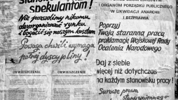Propagandowe plakaty WRON i obwieszczenie o wprowadzeniu stanu wojennego. Fot. PAP/Jerzy Kośnik 