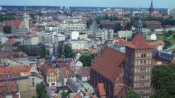 Olsztyn 07.1989. Widok na centrum miasta z lotu ptaka. Na pierwszym planie katedra pw. św. Jakuba. Z prawej wieża kościoła pw. Najświętszego Serca Pana Jezusa, z lewej z wieżą budynek Nowego Ratusza. Fot. PAP/Ireneusz Sobieszczuk Leszek Wróblewski  