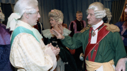 Teatr Telewizji Spektakl telewizyjny pt. Polonez, reżyseria Jerzy Sztwiertnia, premiera: 22.04.1991. Na zdjęciu aktorzy: Karol Strasburger (L) jako Michał Kleofas Ogiński, podskarbi litewski i Marian Kociniak (P) jako Osip Andriejewicz Igelstrom, jenerał en-chef rosyjski. Fot. PAP/Ireneusz Sobieszczuk