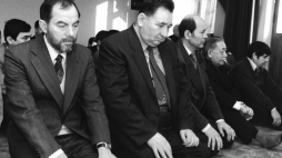 Modły w jednym z domów modlitwy polskich Tatarów z okazji Ramadan-Bajram, 1997 r. Fot. PAP/CAF Zdzisław Lenkiewicz