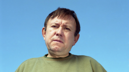 Plan zdjęciowy filmu fabularnego pt. Dzień świra, w reżyserii Marka Koterskiego. Na zdjęciu aktor Zbigniew Buczkowski jako dozorca, 2002 r. Fot. PAP/Afa Pixx/Krzysztof Wellman