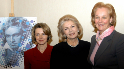 Konferencja prasowa na temat "8. Wielkanocny Festiwal Ludwiga van Beethovena. Warszawa 2004".Od prawej : księżna Irina zu Sayn-Wittgenstein- Berleburg , Elżbieta Penderecka - dyrektor art. festiwalu, Jolanta Róża Kozłowska - dyr. festiwalu. Fot. PAP Andrzej Rybczyński 