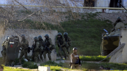 Baza wojskowa w Belbek na Krymie, podczas rosyjskiego szturmu, 22.marca 2014 r.  Belbek pod Sewastopolem był ostatnią bazą wojskową, która nie skapitulowała po aneksji Krymu do Rosji. Fot. PAP/Jakub Kamiński