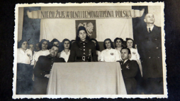 Jedno ze zdjęć Heleny Wolińskiej - "potwora w mundurze" z albumu wydanego przez węgierską milicję. Fot.  PAP/Tomasz Gzell