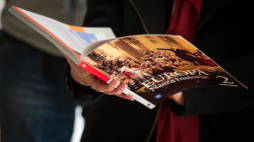 Podręcznik „Europa. Nasza historia - Europa. Unsere Geschichte”. Fot. PAP/Maciej Kulczyński