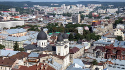 Widok z wieży ratuszowej na miasto w kierunku północnym. Na zdjęciu: m.in. Cerkiew Przemienienia Pańskiego (C). Fot. PAP/Afa Pixx/Zenon Żyburtowicz