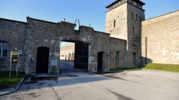 Brama dawnego obozu Mauthausen-Gusen. Fot. PAP/Piotr Polak
