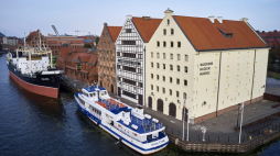 Widok na spichlerze Narodowego Muzeum Morskiego w Gdańsku oraz należący do muzeum statek "Sołdek". Fot. PAP/Adam Warżawa