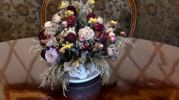 Kompozycja kwiatowa w Muzeum Dzieduszyckich w Zarzeczu. Fot. PAP/Darek Delmanowicz