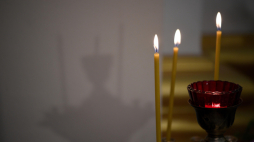 Płonące świece podczas porannej liturgii w greckokatolickim soborze archikatedralnym św. Jana Chrzciciela w Przemyślu. Fot. PAP/Darek Delmanowicz