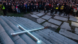 XXIV Droga Krzyżowa na terenie byłego obozu koncentracyjnego na Majdanku w Lublinie w 2024 r. Fot. PAP/Wojtek Jargiło 