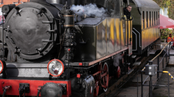 Lokomotywa w Muzeum Kolejnictwa w Jaworzynie Śląskiej. Fot. PAP/Krzysztof Ćwik