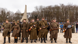 Inscenizacja z okazji 80. rocznicy walk o Kołobrzeg i zaślubin Polski z morzem, 2025 r. Fot. PAP/Jerzy Muszyński