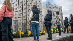 Uroczystości żałobne w Buczy k. Kijowa w trzecią rocznicę wyzwolenia miejscowości spod rosyjskiej okupacji. Fot. PAP/Vladyslav Musiienko