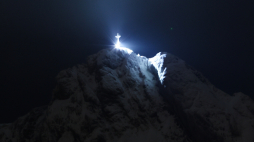 Podświetlony krzyż na Giewoncie 2 kwietnia 2025r. Fot. PAP/Grzegorz Momot