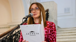 Dyrektorka Zachęty Agnieszka Pindera podczas otwarcia wystawy "Przestrzenie" w Zachęcie – Narodowej Galerii Sztuki w Warszawie, 2925 r. Fot. PAP/Albert Zawada