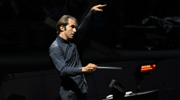 Dyrygent Yoel Gamzou podczas opery „Salome” Richarda Straussa na scenie Opery Leśnej w Sopocie. Fot. PAP/Marcin Gadomski