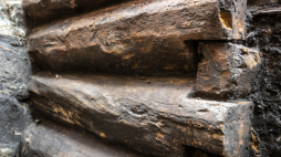 Fragment drewnianych konstrukcji z XIII wieku odkrytych na dziedzińcu Domu Mikołaja Kopernika w Toruniu. Fot. PAP/Tytus Żmijewski