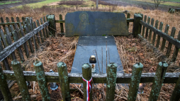 Miejsce pamięci w miejscowości Ugły. Fot. PAP/Vladyslav Musiienko