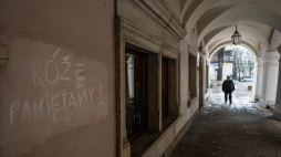 Miejsce po tablicy upamiętniającej Różę Luksemburg w Zamościu. Fot. PAP/Wojtek Jargiło