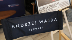 Materiały związane z Andrzejem Wajdą zaprezentowane podczas lutowego spotkania w Warszawie poświęconego  obchodom Roku Wajdy. Fot.  PAP/Tomasz Gzell