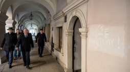 Zastępca prezesa IPN Karol Polejowski (drugi z prawej) i dyrektor lubelskiego oddziału IPN Robert Derewenda (pierwszy z prawej) przed kamienicą przy ul. Staszica w Zamościu, na której do 12 marca 2018 r. znajdowała się tablica upamiętniająca Luksemburg Fot. PAP/Wojtek Jargiło 