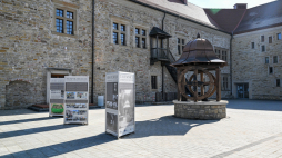 Studnia na dziedzińcu Muzeum Historycznego w Sanoku. Fot. PAP/Darek Delmanowicz