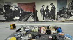 Monochromatyczne malowidło z kolorowymi akcentami (tzw. mural aktywny) będzie przedstawiało historię kolei i Warszawy, ozdabiając łącznik do stacji Warszawa Gdańska. Fot. PAP/Piotr Nowak 