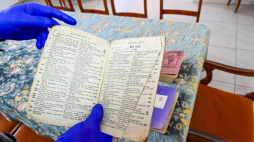 Prezentacja nowych eksponatów Muzeum Historii Ziemi Kamieńskiej w Kamieniu Pomorskim. Zbiory placówki wzbogaciły się o książki używane niegdyś w edukacji gimnazjalnej, szkolny zeszyt uczniowski oraz kalendarz z początku XX wieku, przekazane przez mieszkańca Kamienia Pomorskiego Zbigniewa Strulaka. Fot. PAP/Marcin Bielecki