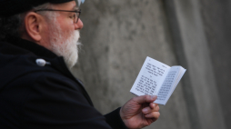 Rabin Jakub Lewinger podczas modlitwy przy pomniku pomordowanych Żydów przed Marszem Pamięci w Krakowie upamiętniającym 83. rocznicę likwidacji krakowskiego getta. Fot. PAP/Łukasz Gągulski