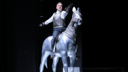 Aktorzy Marcin Bosak (góra) i Waldemar Barwiński (dół) podczas pokazu medialnego spektaklu „Lalka” w reż. Mikity Iłynczyka na Dużej Scenie stołecznego Teatru Dramatycznego. Fot. PAP/Rafał Guz