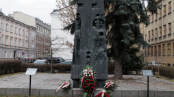 Uroczystość złożenia kwiatów pod Pomnikiem Eksterminacji Ludności Żydowskiej (Ofiar Getta) przy ulicy Radziwiłłowskiej w Lublinie, 17 bm. Trwają obchody 84. rocznicy likwidacji getta i rozpoczęcia Akcji Reinhardt - zaplanowanej zagłady Żydów na terenie Generalnego Gubernatorstwa. Fot. PAP/Karol Zienkiewicz