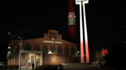 Krzyż Pomnik Górników Poległych 16 grudnia 1981 roku, który stoi przed kopalnią Wujek. Fot. PAP/Tomasz Meissner 