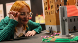 Mysia wieża, katedra i 11 innych makiet z klocków lego w Muzeum Okręgowym Ziemi Kaliskiej. Fot. PAP/Tomasz Wojtasik