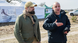 Prof. Andrzej Ossowski z Pomorskiego Uniwersytetu Medycznego (L) i Światosław Szeremeta (P) podczas prac poszukiwawczych w miejscu pochówków Polaków zamordowanych w maju 1943 roku, we wsi Ugły. Fot. PAP/Vladyslav Musiienko