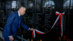 Prezydent Karol  Nawrocki w Kaplicy Pamięci w Sanktuarium NMP Gwiazdy Nowej Ewangelizacji i św. Jana Pawła II w Toruniu. Fot. PAP/Agnieszka Bielecka