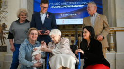 Uczestniczka powstania warszawskiego Halina Rogozińska ps. Mała (C) i organizatorka kampanii BohaterON Agnieszka Łesiuk-Krajewska (2P) podczas wręczenia odznaczeń „Dumni z Powstańców”. Fot. PAP/Marcin Obara