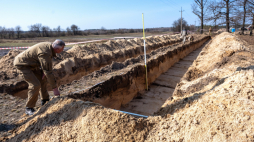 Poszukiwanie miejsca pochówku Polaków zamordowanych w maju 1943 roku we wsi Ugły na Wołyniu. Fot. PAP/Vladyslav Musiienko