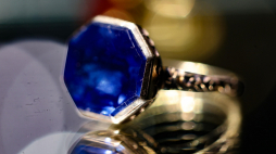  Pierścień z szafirem prezentowany w Skarbcu Koronnym na Wawelu. Fot. PAP/Łukasz Gągulski