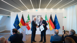  Jürgen Rüttgers (z lewej) odbiera nagrodę Światło Pamięci z rąk dyrektora Muzeum Auschwitz Piotra Cywińskiego (z prawej). Fot. auschwitz.org/Land NRW/Robin Teller