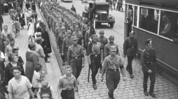 Oddział SA (paramilitarna bojówka NSDAP) w Berlinie w 1932 r. Fot. Bundesarchiv, B 145 Bild-P049500 / CC-BY-SA 3.0, CC BY-SA 3.0 DE <https://creativecommons.org/licenses/by-sa/3.0/de/deed.en>, via Wikimedia Commons