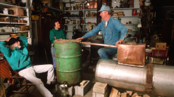 Były bimbrownik z Wirginii Zachodniej John Bowman wyjaśnia działanie alembiku, listopad 1996, American Folklife Center. Fot. Lyntha Scott Eiler, Public domain, via Wikimedia Commons