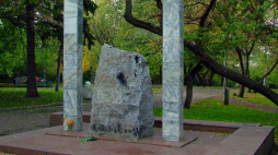 Pomnik w Tomsku upamiętniał ofiary stalinowskich represji, m.in. pochodzenia estońskiego, litewskiego, łotewskiego i polskiego, zamordowanych przez NKWD. Fot. Kakaru, CC BY-SA 3.0 <https://creativecommons.org/licenses/by-sa/3.0>, via Wikimedia Commons