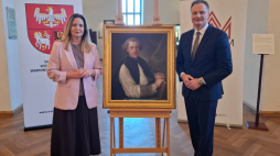 Młody Ignacy Krasicki w towarzystwie Marii Bąkowskiej z zarządu województwa mazursko-warmińskiego i Marcina Kuchcińskiego, marszałka województwa. Fot. PAP/Agnieszka Libudzka