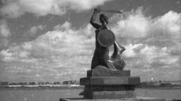 Pomnik warszawskiej Syrenki nad Wisłą w 1949 r. Monument wykonany ze spiżu przez artystkę Ludwikę Nitsch, której pozowała w latach 1936-1937 Krystyna Krahelska. Fot. PAP